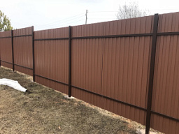 Забор из профлиста двухсторонний шоколадного цвета