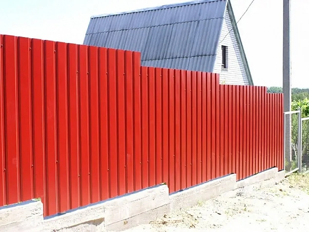 Забор из профлиста красный С44 RAL 3000