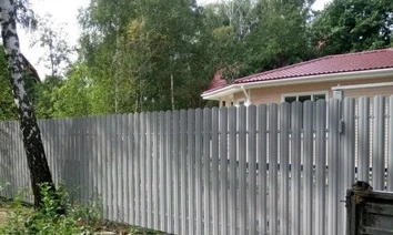 Недорогой забор из белого штакетника