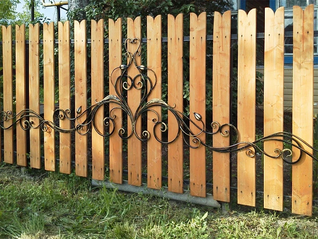 Забор деревянный для дачи с ковкой